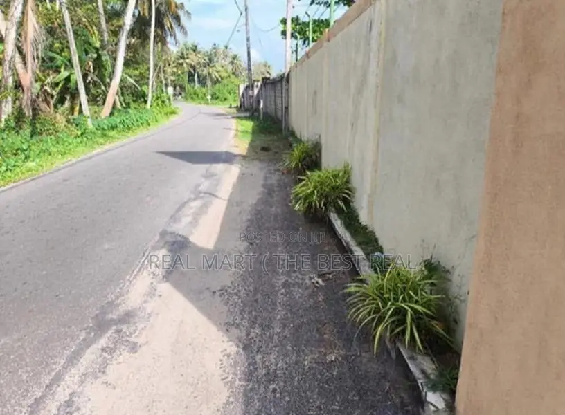 KATUNAYAKE : 2040 SQFT (72.8P) WAREHOUSE WITH BARE LAND FOR SALE