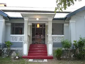 Nugegoda Railway avenue Colonial Bungalow on 30 Perches of land for Sa