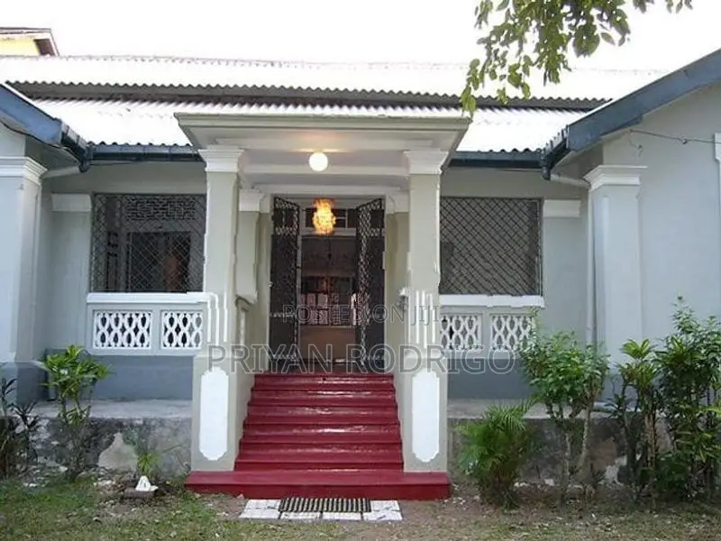 Nugegoda Railway avenue Colonial Bungalow on 30 Perches of land for Sa