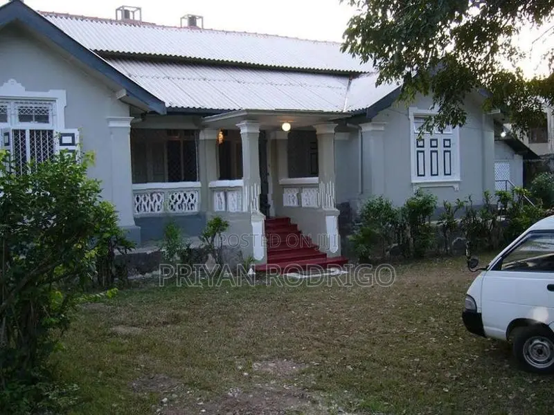 Nugegoda Railway avenue Colonial Bungalow on 30 Perches of land for Sa