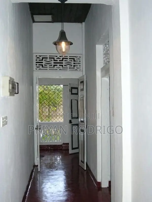 Nugegoda Railway avenue Colonial Bungalow on 30 Perches of land for Sa