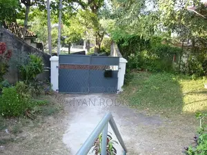 Nugegoda Railway avenue Colonial Bungalow on 30 Perches of land for Sa