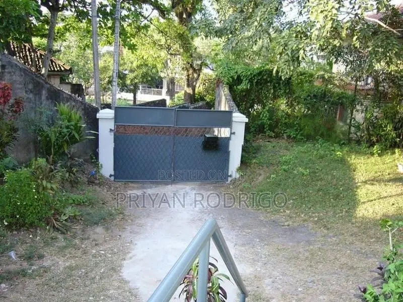 Nugegoda Railway avenue Colonial Bungalow on 30 Perches of land for Sa