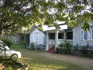 Nugegoda Railway avenue Colonial Bungalow on 30 Perches of land for Sa