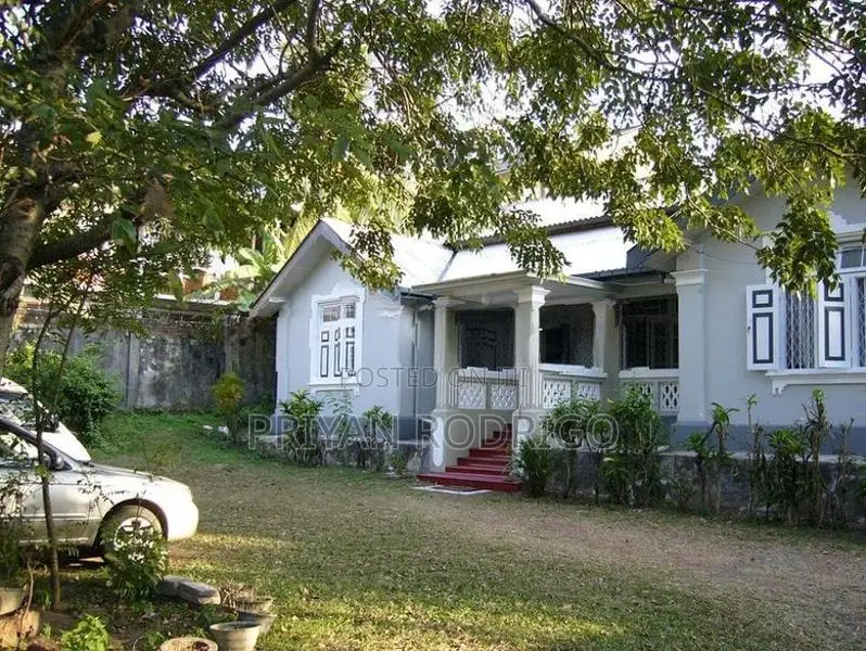 Nugegoda Railway avenue Colonial Bungalow on 30 Perches of land for Sa