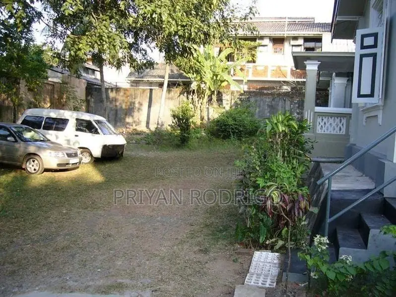 Nugegoda Railway avenue Colonial Bungalow on 30 Perches of land for Sa