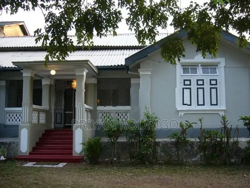 Nugegoda Railway avenue Colonial Bungalow on 30 Perches of land for Sa