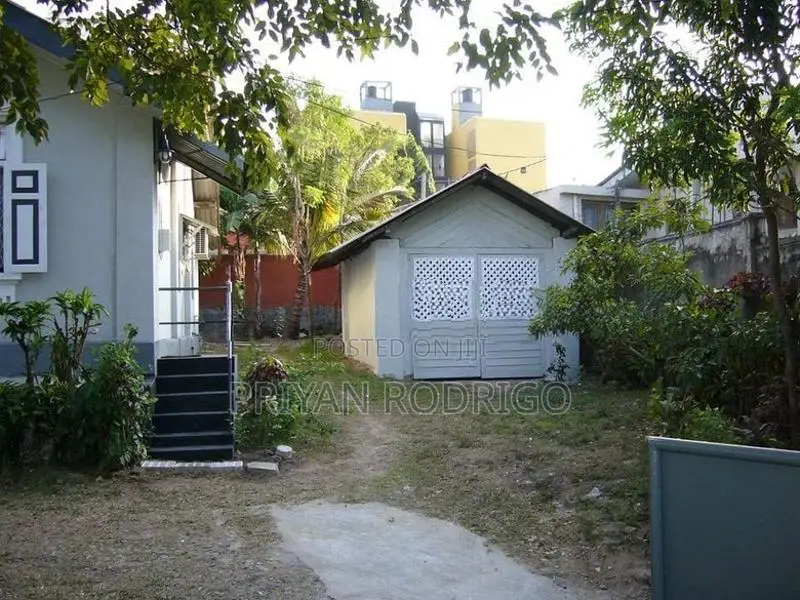 Nugegoda Railway avenue Colonial Bungalow on 30 Perches of land for Sa