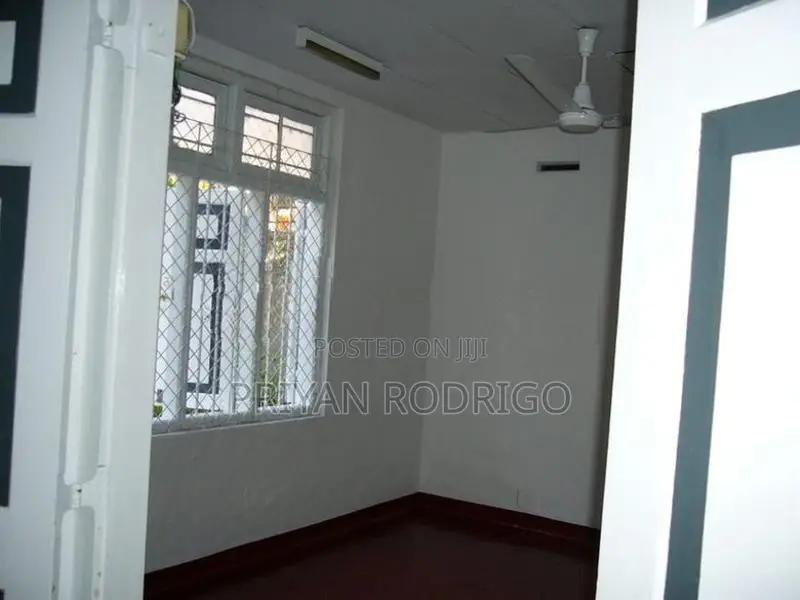 Nugegoda Railway avenue Colonial Bungalow on 30 Perches of land for Sa