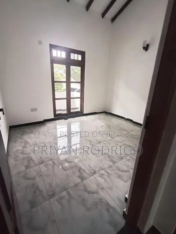 Boralesgamuwa, 05 Rooms Commercial Unit on 9.2 Perches of Land for sal
