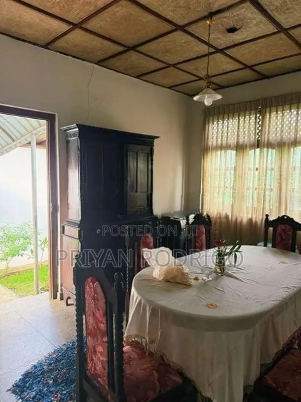 Mahara Kadawatha, Mahawela Road House on 18 Perches of Land for Sale