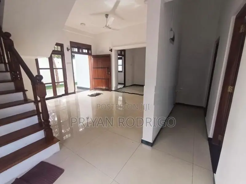 Boralesgamuwa, 05 Rooms Commercial Unit on 9.2 Perches of Land for sal
