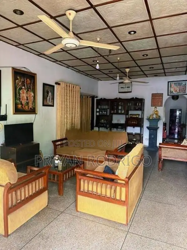 Mahara Kadawatha, Mahawela Road House on 18 Perches of Land for Sale