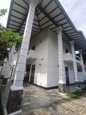Boralesgamuwa, 05 Rooms Commercial Unit on 9.2 Perches of Land for sal