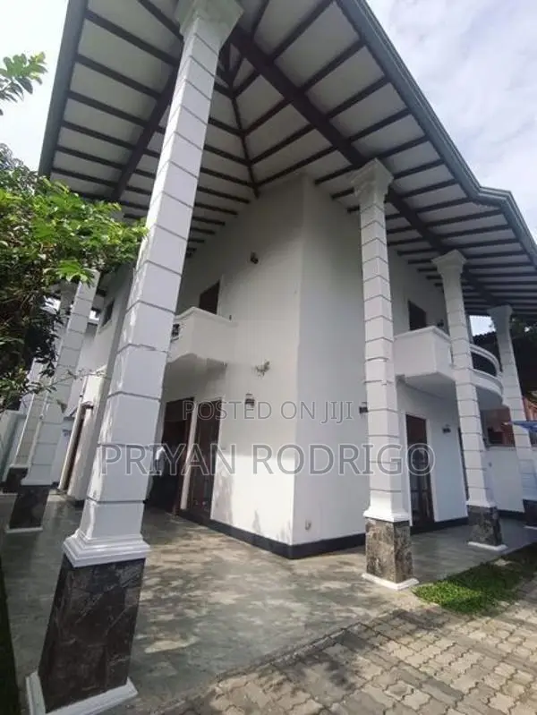 Boralesgamuwa, 05 Rooms Commercial Unit on 9.2 Perches of Land for sal