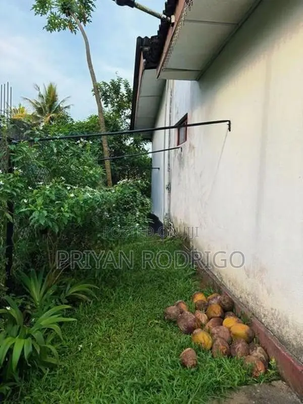 Mahara Kadawatha, Mahawela Road House on 18 Perches of Land for Sale