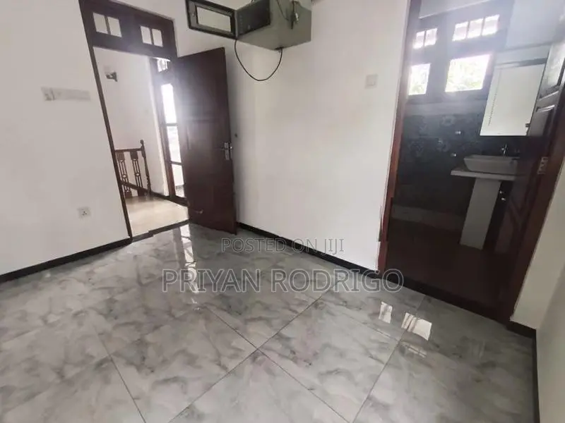 Boralesgamuwa, 05 Rooms Commercial Unit on 9.2 Perches of Land for sal