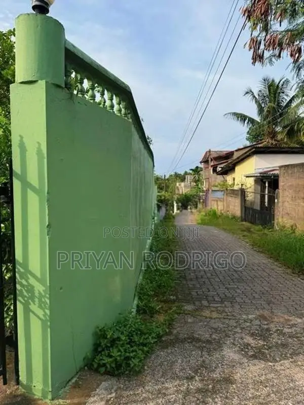 Mahara Kadawatha, Mahawela Road House on 18 Perches of Land for Sale
