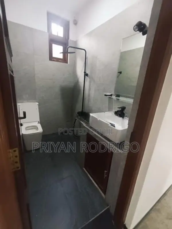 Boralesgamuwa, 05 Rooms Commercial Unit on 9.2 Perches of Land for sal