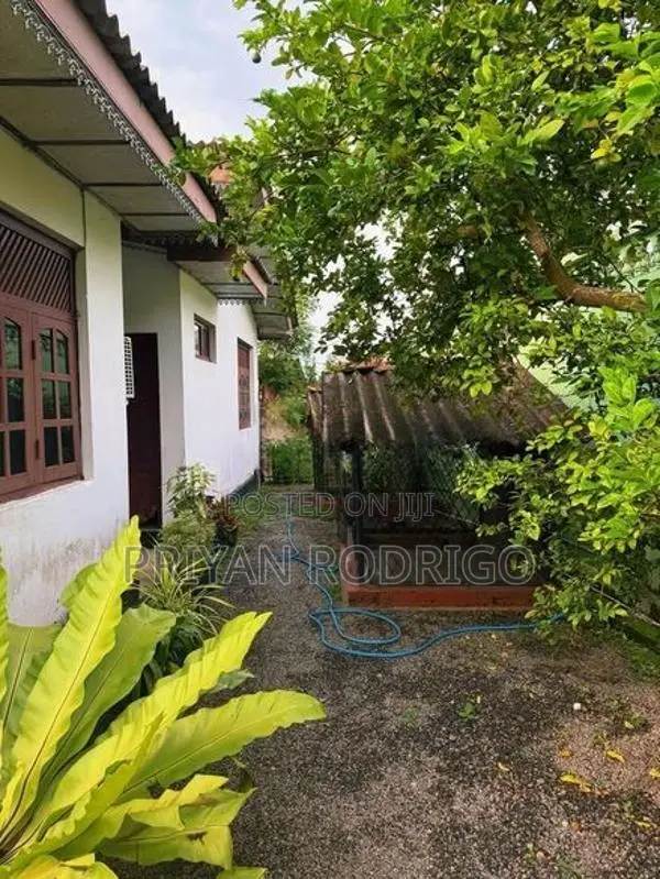 Mahara Kadawatha, Mahawela Road House on 18 Perches of Land for Sale
