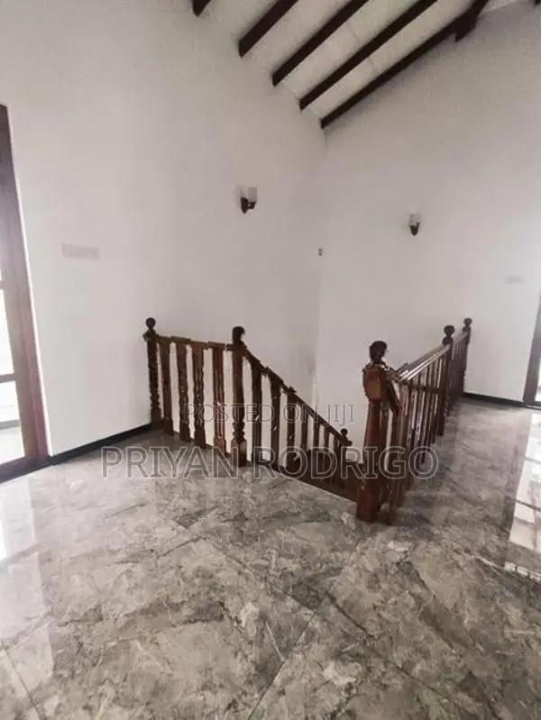 Boralesgamuwa, 05 Rooms Commercial Unit on 9.2 Perches of Land for sal