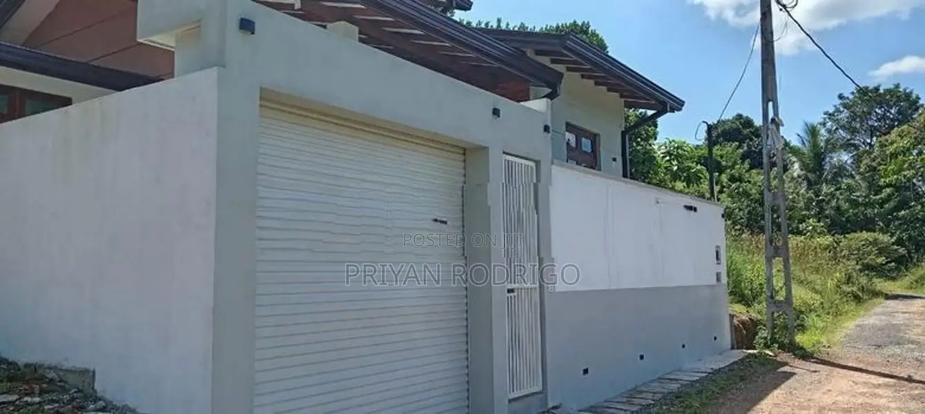 Athurugiriya, 3BR Modern Single Storey hOuse of 07 Perch Land for Sale
