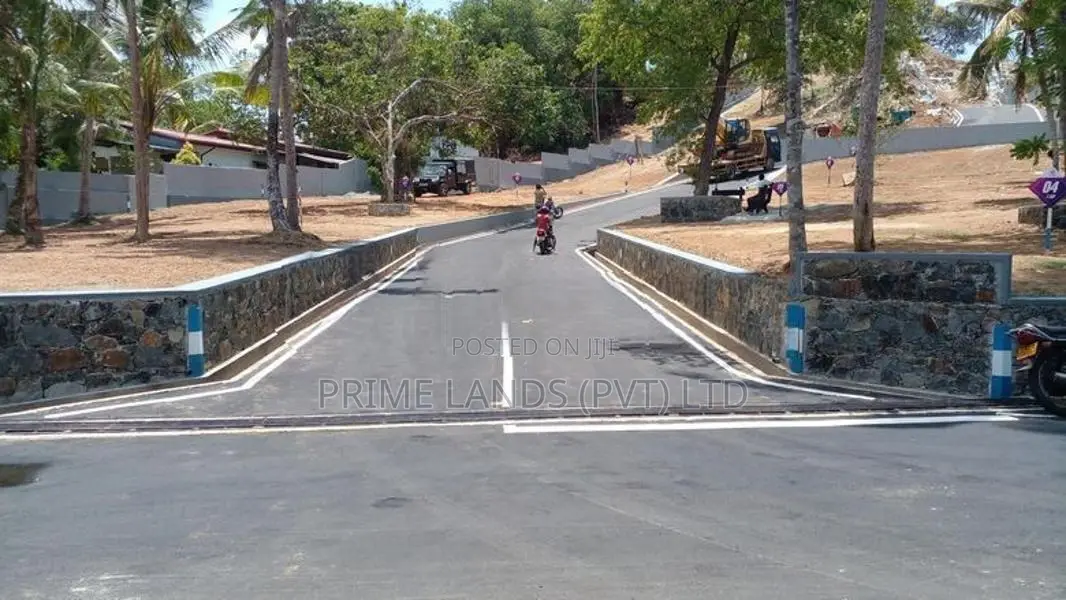 ගාල්ල කරාපිටියෙන් බිම් කොටස්