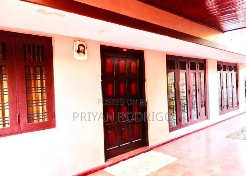 Moratuwa 02 Storied Commercial Unit on 25.1 Perches of Land for Sale