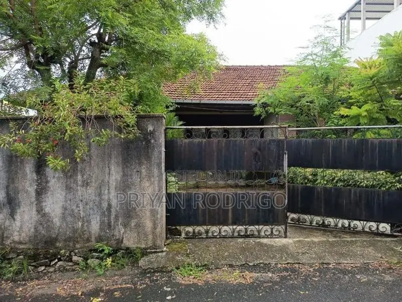 Rajagiriya, Park Lane 19.75 Perches of Land & Livable House for Sale
