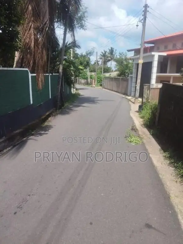 Kottawa - Makumbura 35 Perches of Land with a liveable House for Sale