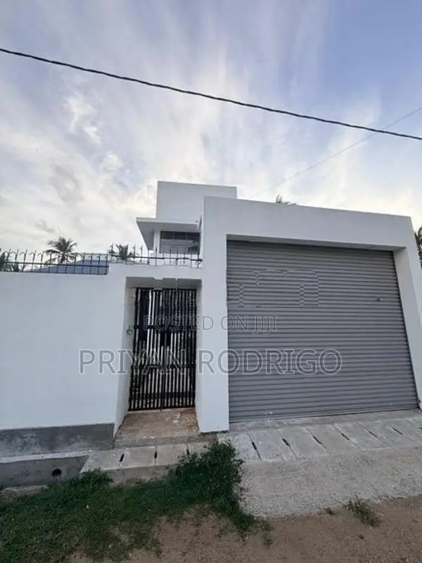 Divulapitiya, Brand New 04 BR House on 15.6 Perches of Land for Sale