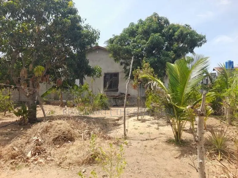 ARUGAM BAY : 3-BR (33P) SPACIOUS HOUSE FOR SALE