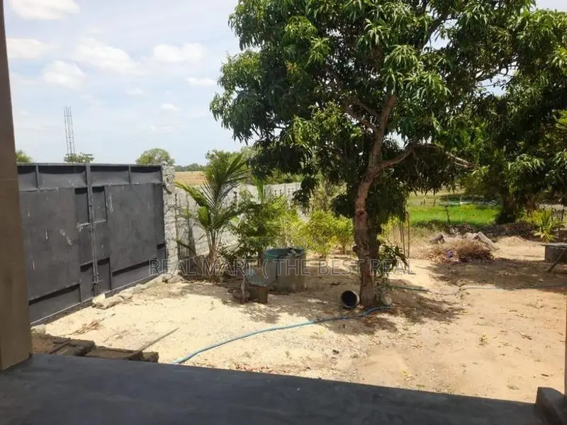 ARUGAM BAY : 3-BR (33P) SPACIOUS HOUSE FOR SALE