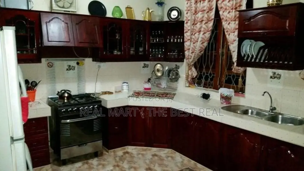 Kandy : 9BR (21.5P) 4-Storey House for Sale