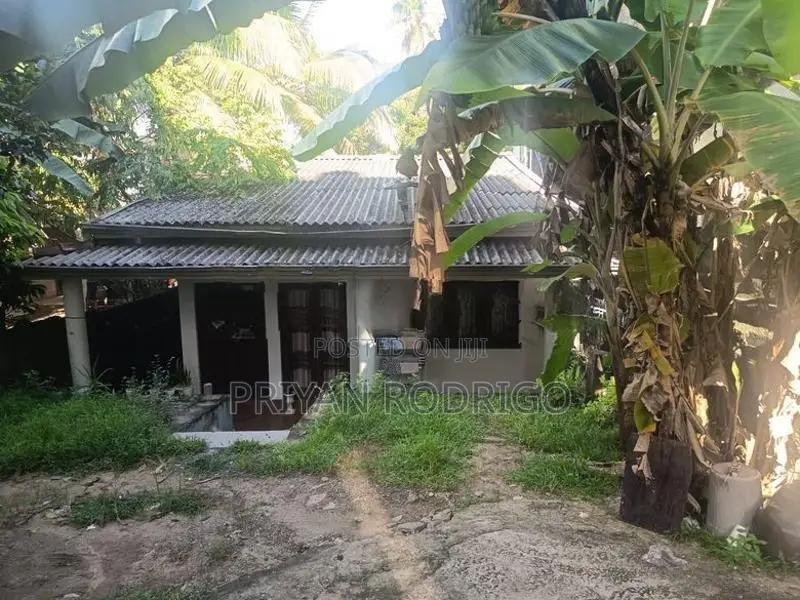Nawala Koswatta 16.5 Perches of Land with an Old House for Sale