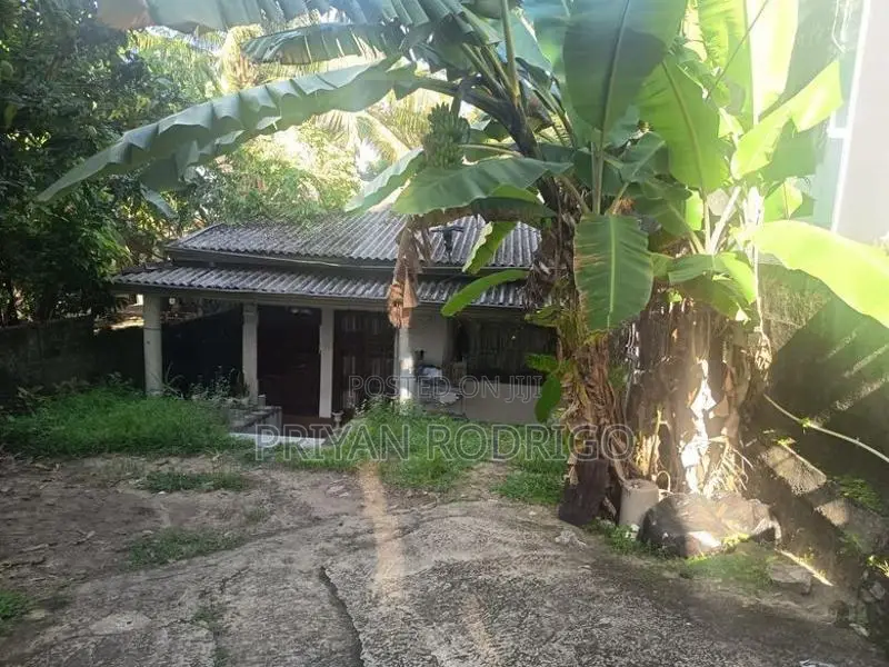 Nawala Koswatta 16.5 Perches of Land with an Old House for Sale