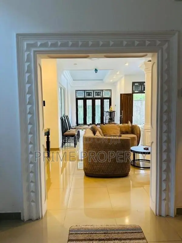 මීරිගම නගරයට ආසන්නව සුපිරි තට්ටු දෙකේ නිවසක් විකිණීමට!