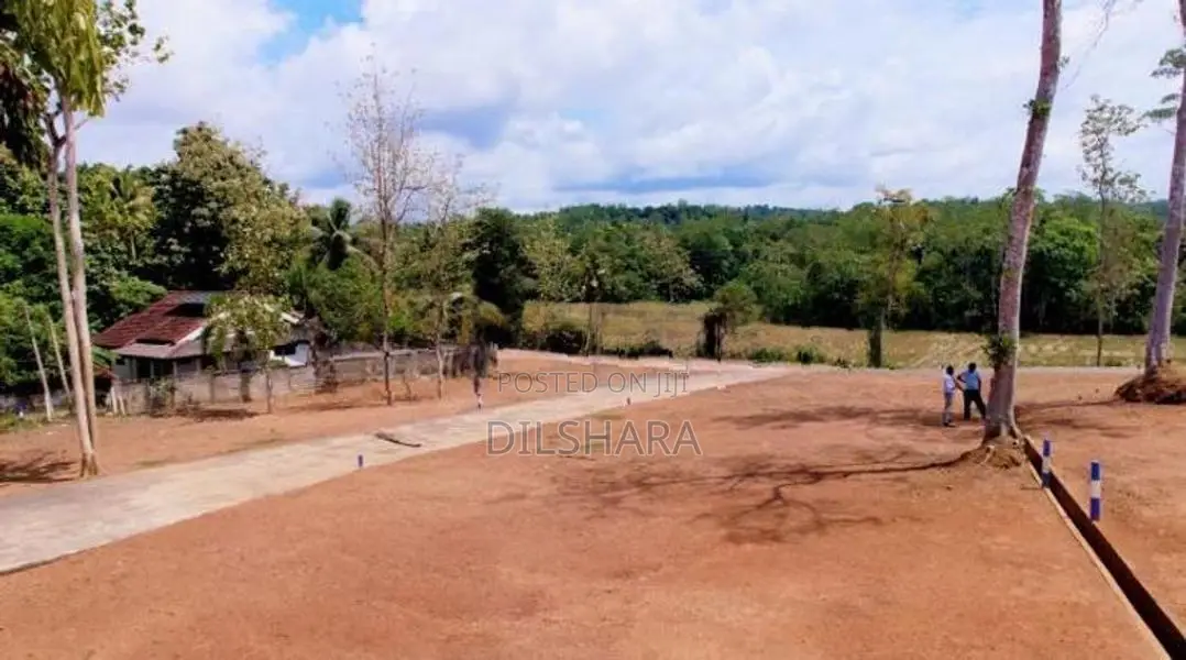 කැකනදුර බස් පාරෙන් ඉඩමක්