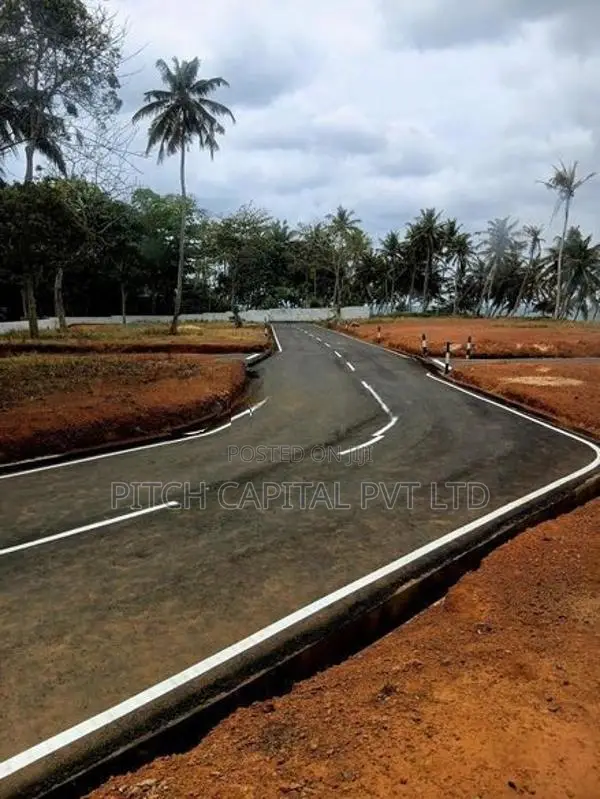 මුහුදු වෙරලට මුහුණලා වටිනා බිම් කොටසක් දෙවුන්දරින්..