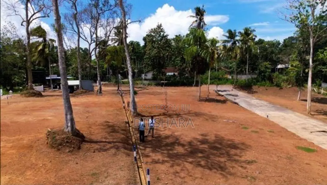 කැකනදුර බස් පාරෙන් ඉඩමක්