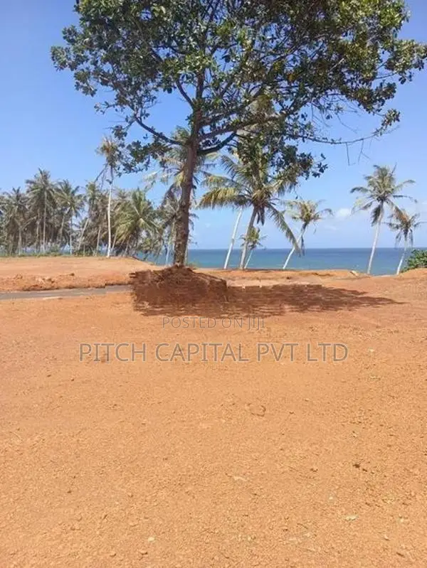 මුහුදු වෙරලට මුහුණලා වටිනා බිම් කොටසක් දෙවුන්දරින්..