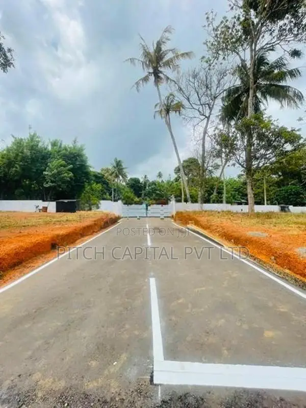 මුහුදු වෙරලට මුහුණලා වටිනා බිම් කොටසක් දෙවුන්දරින්..