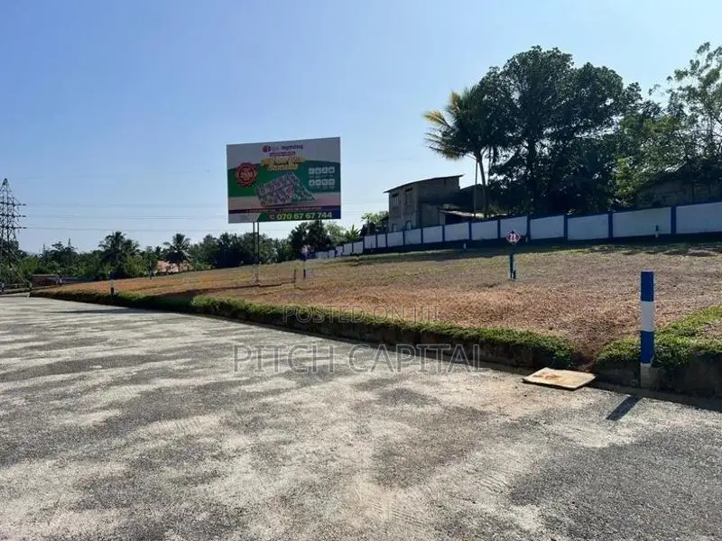 පැය 24ම බස් යන හයිලෙවල් පාරෙන්ම වටිනා ඉඩමක් විකිණීමට ඇත