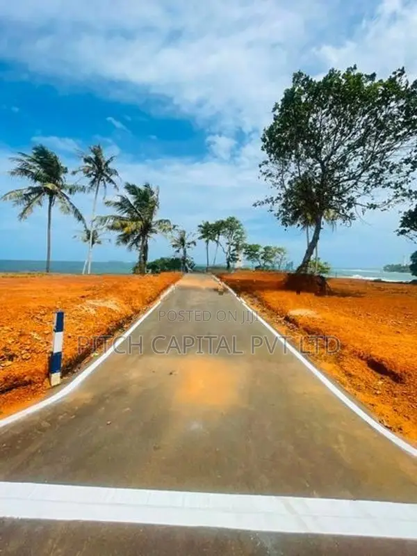 මුහුදු වෙරලට මුහුණලා වටිනා බිම් කොටසක් දෙවුන්දරින්..