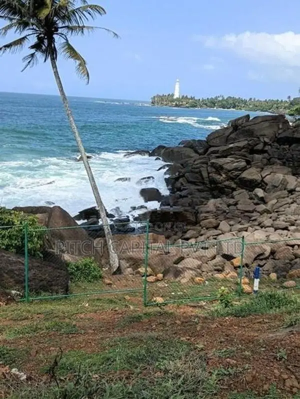 මුහුදු වෙරලට මුහුණලා වටිනා බිම් කොටසක් දෙවුන්දරින්..