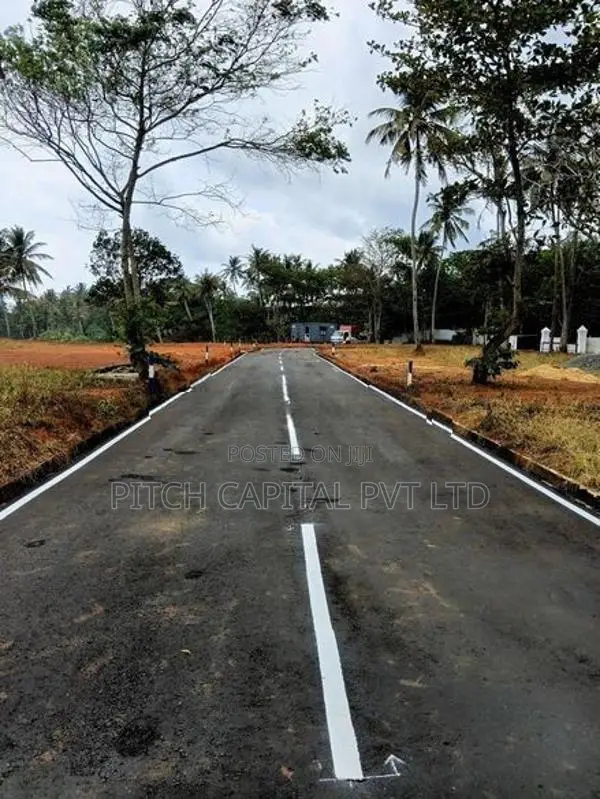 මුහුදු වෙරලට මුහුණලා වටිනා බිම් කොටසක් දෙවුන්දරින්..