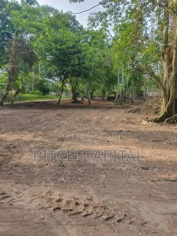 කොග්ගල වැවට මුහුණ ලා සුන්දර බිම් කොටස් රැසක්