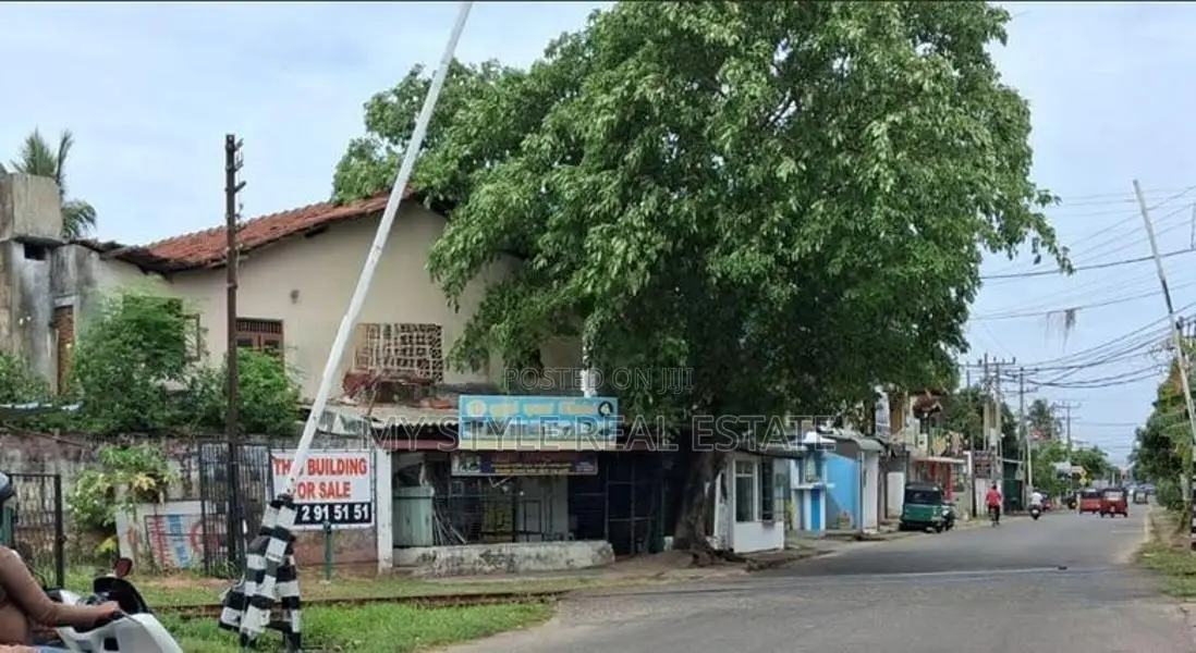 Negombo Periyamulla Commercial Building with 10 P for Sale