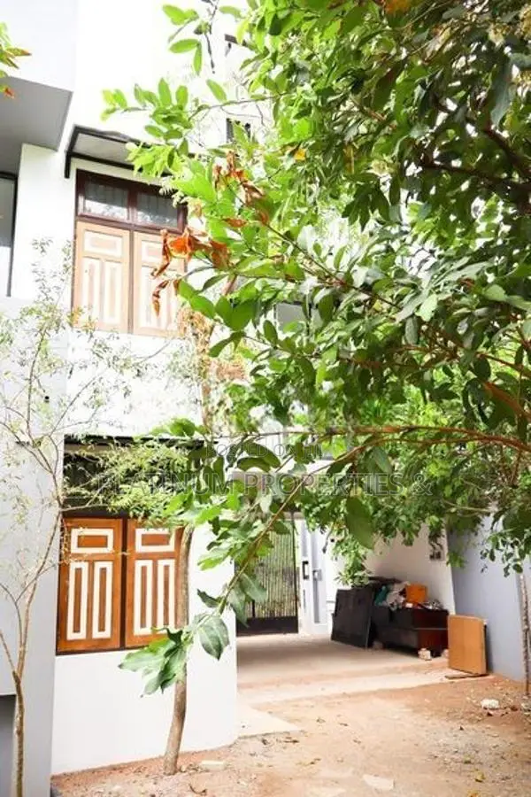 3-Story House /Office Building Is For Rent Boralesgamuwa Raththanapiti