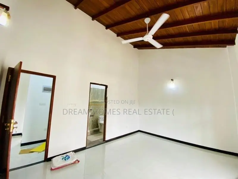 4 Bedroom House Near Athurugiriya
